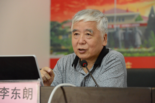 中共中央党校教授、博士生导师李东朗作《延安时期从严治党的几点经验》主题报告.jpg 中共中央党校教授、博士生导师李东朗作《延安时期从严治党的几点经验》主题报告.jpg