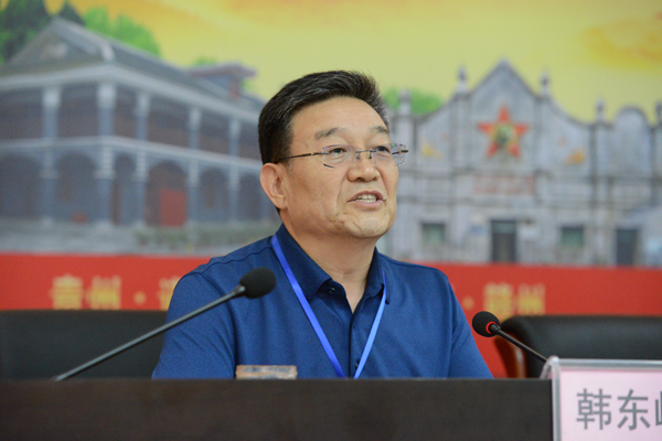 我校副校长韩东峰同志宣读优秀论文作者及表彰决定.jpg 我校副校长韩东峰同志宣读优秀论文作者及表彰决定.jpg