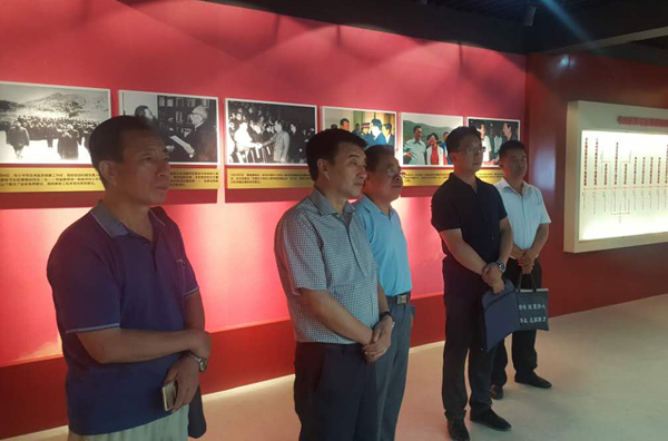 参观校史馆.jpg 参观校史馆.jpg