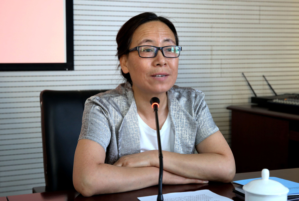 我校副校长王凤莲同志宣读教学安排.jpg 我校副校长王凤莲同志宣读教学安排.jpg