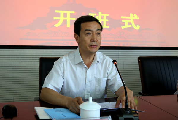 市委干教办副主任孙怀斌同志主持开班式.jpg 市委干教办副主任孙怀斌同志主持开班式.jpg