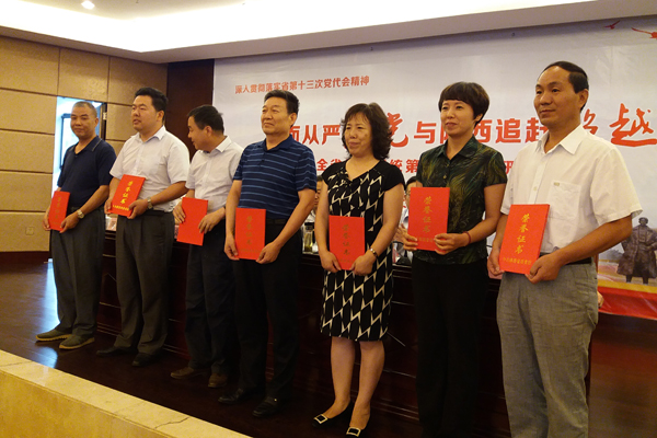 韩东峰同志(左四)荣获优秀科研管理工作者.jpg 韩东峰同志(左四)荣获优秀科研管理工作者.jpg