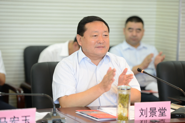 3、市委常委、宝塔区委书记刘景堂同志主持签约式.jpg 3、市委常委、宝塔区委书记刘景堂同志主持签约式.jpg