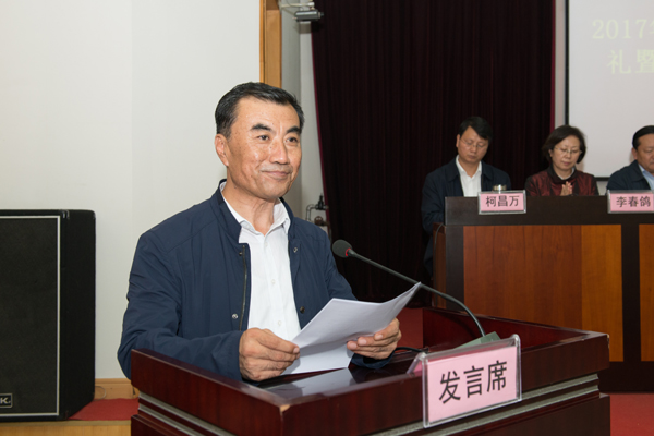我校常务副校长刘卫平宣读教学计划.jpg 我校常务副校长刘卫平宣读教学计划.jpg