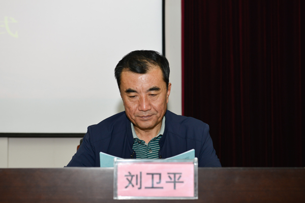 我校常务副校长刘卫平宣读教学计划.jpg 我校常务副校长刘卫平宣读教学计划.jpg