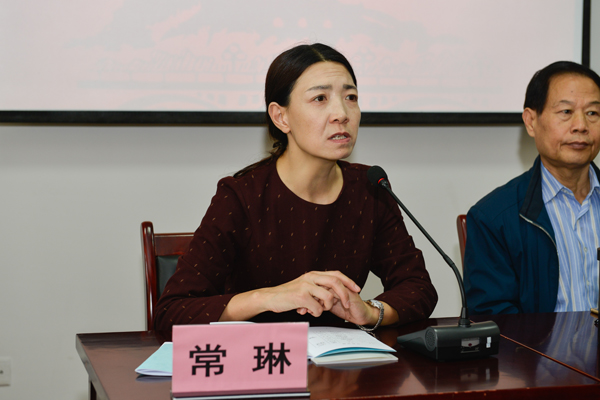 班主任常玲同志宣读教学计划.jpg 班主任常玲同志宣读教学计划.jpg