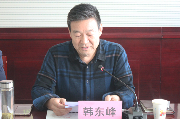 副校长韩东峰主持座谈会.jpg 副校长韩东峰主持座谈会.jpg
