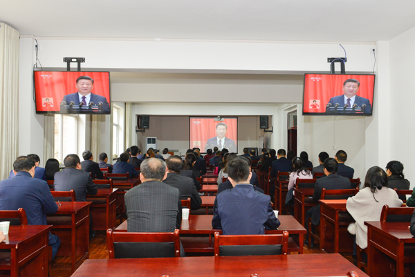 我校教职工1.jpg 我校教职工1.jpg