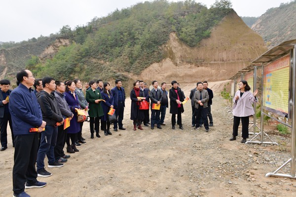 学员调研余家坪镇郝家川村“三变”改革示范点.jpg 学员调研余家坪镇郝家川村“三变”改革示范点.jpg