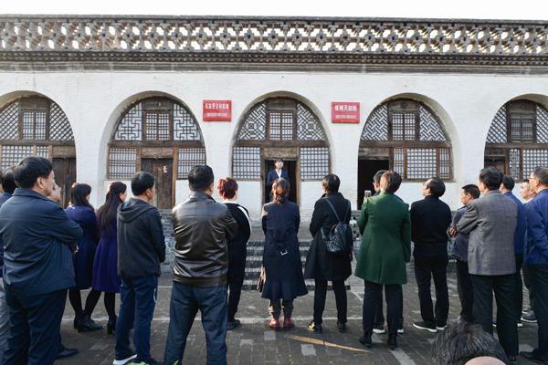 学员参观瓦窑堡会议旧址.jpg 学员参观瓦窑堡会议旧址.jpg