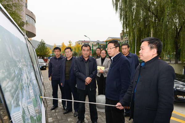 薛占海同志听取我校对校园改扩建规划的汇报.jpg 薛占海同志听取我校对校园改扩建规划的汇报.jpg