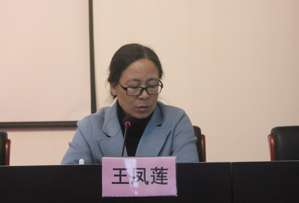 副校长王凤莲主持结业式.jpg 副校长王凤莲主持结业式.jpg