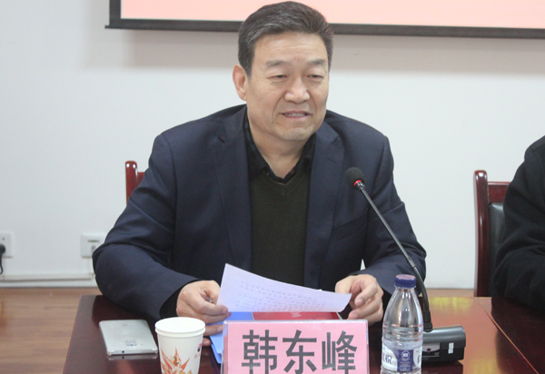 副校长韩东峰同志主持签约仪式.jpg 副校长韩东峰同志主持签约仪式.jpg