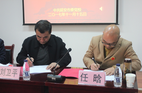 我校常务副校长刘卫平同志(左)、中共玉溪市委党校党委副书记任晗同志(右)分别代表本校签订合作办学协议.jpg 我校常务副校长刘卫平同志(左)、中共玉溪市委党校党委副书记任晗同志(右)分别代表本校签订合作办学协议.jpg