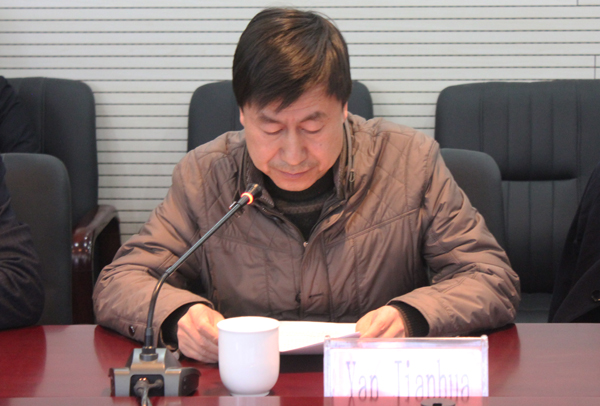市扶贫局党组成员总农艺师闫建华介绍我市精准扶贫工作.jpg 市扶贫局党组成员总农艺师闫建华介绍我市精准扶贫工作.jpg