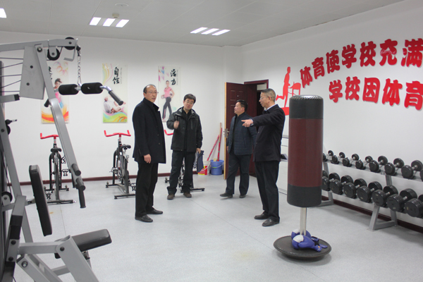 评估组一行实地查看办学基础设施.jpg 评估组一行实地查看办学基础设施.jpg