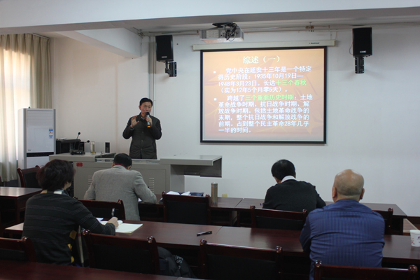 评估组听我校教师贺海轮讲课.jpg 评估组听我校教师贺海轮讲课.jpg
