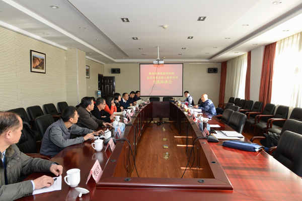 评估组与主体班学员座谈.jpg 评估组与主体班学员座谈.jpg