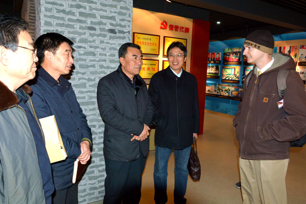 参观校史馆.jpg 参观校史馆.jpg