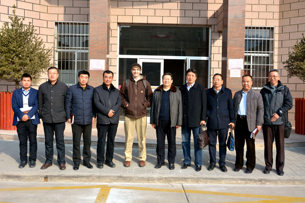 与会人员合影留念.jpg 与会人员合影留念.jpg