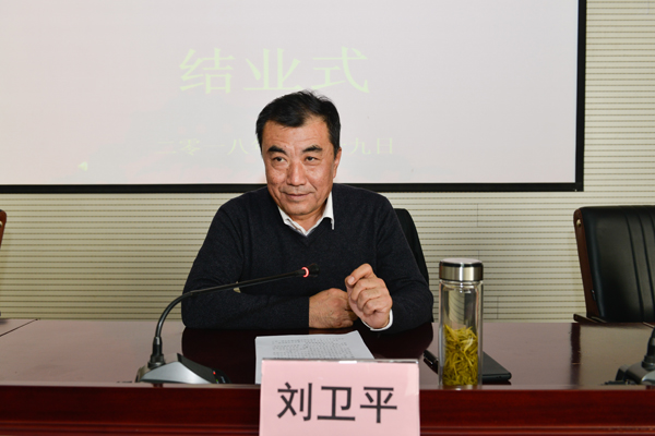 常务副校长刘卫平出席一班结业式并讲话.jpg 常务副校长刘卫平出席一班结业式并讲话.jpg