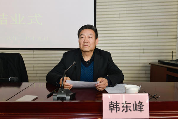 副校长韩东峰主持一班结业式.jpg 副校长韩东峰主持一班结业式.jpg