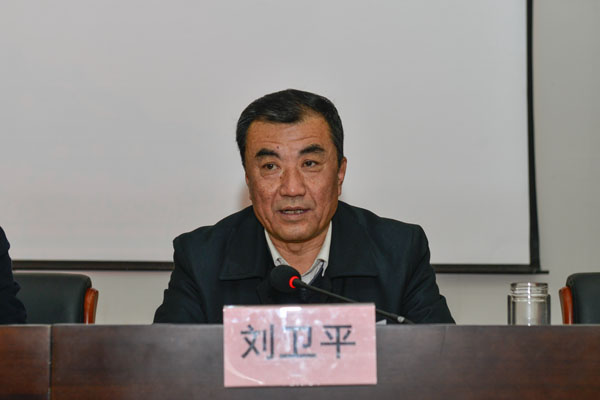 我校常务副校长刘卫平主持考核大会并汇报2017年度目标责任完成情况.jpg 我校常务副校长刘卫平主持考核大会并汇报2017年度目标责任完成情况.jpg