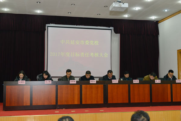 我校常务副校长刘卫平(右四)、考核组组长朱国龙(左四)、副组长(孙怀斌(左三)以及考组成员主席台就座.jpg 我校常务副校长刘卫平(右四)、考核组组长朱国龙(左四)、副组长(孙怀斌(左三)以及考组成员主席台就座.jpg