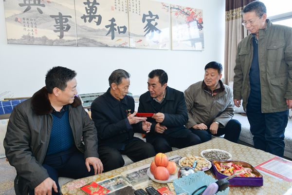 常务副校长刘卫平同志(左三)、副校长韩东峰同志(左一)等慰问老干部1_副本.jpg 常务副校长刘卫平同志(左三)、副校长韩东峰同志(左一)等慰问老干部1_副本.jpg