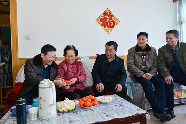 常务副校长刘卫平同志(左三)、副校长韩东峰同志(左一)等慰问老干部2_副本.jpg 常务副校长刘卫平同志(左三)、副校长韩东峰同志(左一)等慰问老干部2_副本.jpg