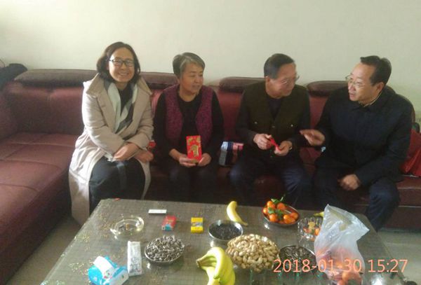 副校长王凤莲同志、校务委员刘延生同志慰问老干部_副本.jpg 副校长王凤莲同志、校务委员刘延生同志慰问老干部_副本.jpg