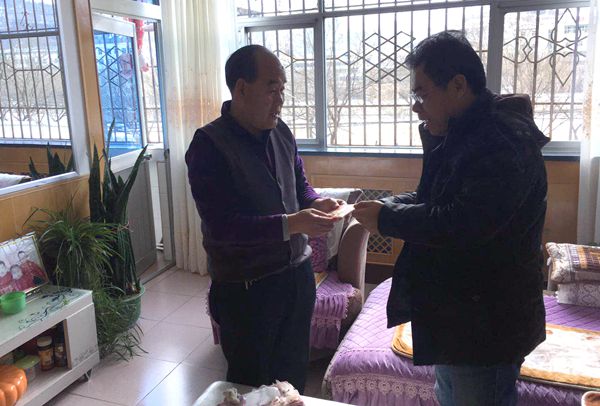 王家坪分院院长雷万青同志慰问老干部_副本.jpg 王家坪分院院长雷万青同志慰问老干部_副本.jpg