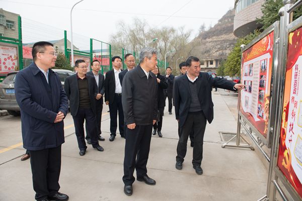 省委常委、市委书记徐新荣观看我校教育教学成果展示_副本.jpg 省委常委、市委书记徐新荣观看我校教育教学成果展示_副本.jpg