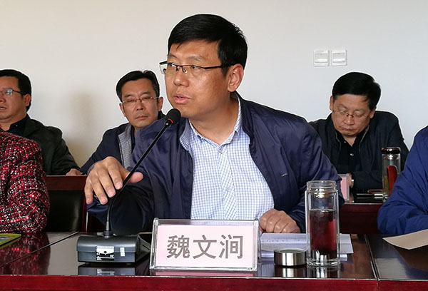 班长魏文涧主持会议.jpg 班长魏文涧主持会议.jpg