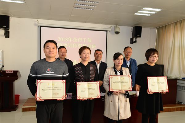 表彰优秀学员_副本.jpg 表彰优秀学员_副本.jpg