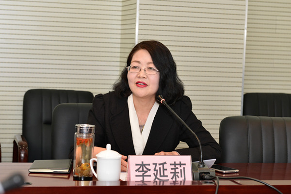 延安干部培训学院王家坪分院联络科科长李延莉介绍我校对外培训工作_副本.jpg 延安干部培训学院王家坪分院联络科科长李延莉介绍我校对外培训工作_副本.jpg