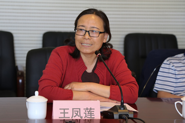 副校长王凤莲主持会议_副本.jpg 副校长王凤莲主持会议_副本.jpg