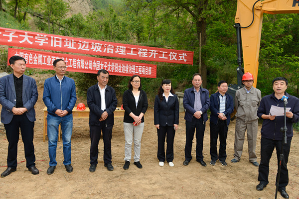 常务副校长刘卫平(左三)、纪工委书记王长辛(左二)、副校长吕海潮(右一)、副校长王凤莲(左四)、校务委员王疾(右四)、延安干部培训学院王家坪分院院长贺海轮(左一)出席开工仪式_副本.jpg 常务副校长刘卫平(左三)、纪工委书记王长辛(左二)、副校长吕海潮(右一)、副校长王凤莲(左四)、校务委员王疾(右四)、延安干部培训学院王家坪分院院长贺海轮(左一)出席开工仪式_副本.jpg