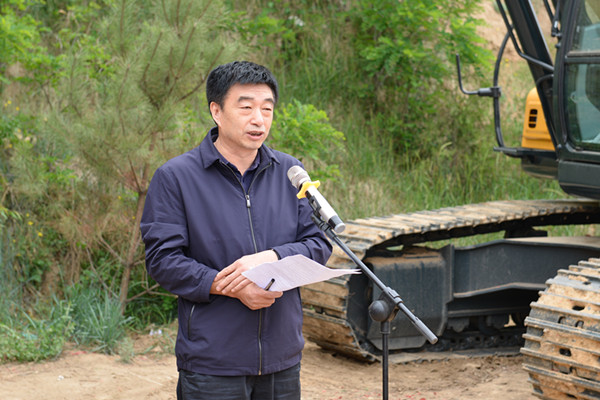 副校长吕海潮主持开工仪式_副本.jpg 副校长吕海潮主持开工仪式_副本.jpg