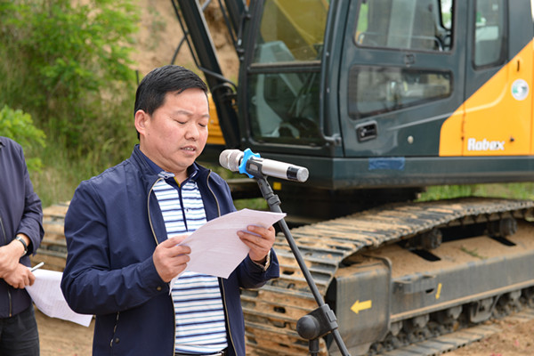 我校基建办主任王永红介绍工程项目概况_副本.jpg 我校基建办主任王永红介绍工程项目概况_副本.jpg