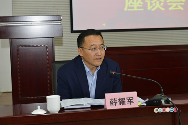 市委组织部副部长、干教办主任薛耀军提问抽查学员学习情况_副本1.jpg 市委组织部副部长、干教办主任薛耀军提问抽查学员学习情况_副本1.jpg