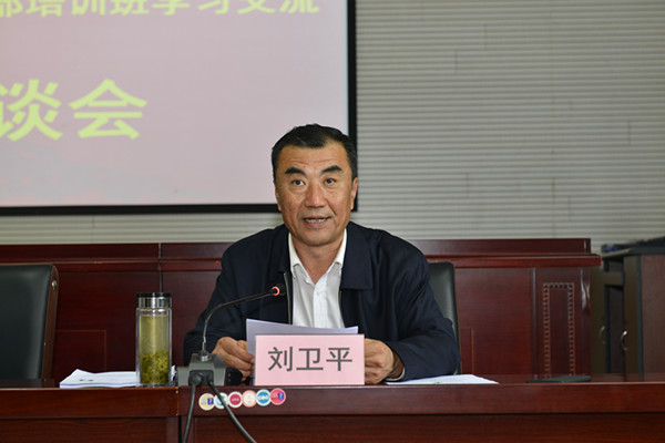 我校常务副校长刘卫平主持会议_副本1.jpg 我校常务副校长刘卫平主持会议_副本1.jpg