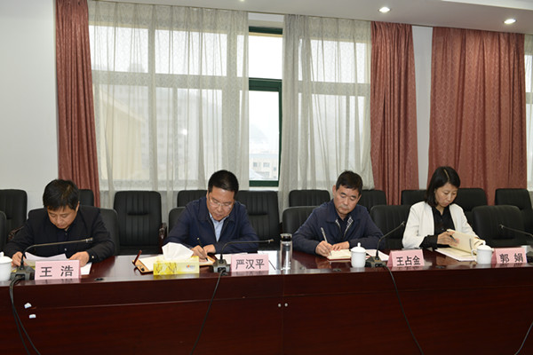 市委副书记、市委党校校长严汉平(左二)、市委副秘书长王占金(右二)、干教办副主任王浩(左一)出席会议.jpg 市委副书记、市委党校校长严汉平(左二)、市委副秘书长王占金(右二)、干教办副主任王浩(左一)出席会议.jpg