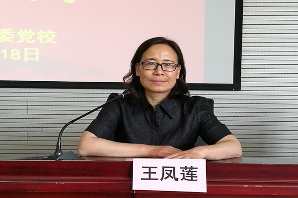 副校长王凤莲主持结业式_副本.jpg 副校长王凤莲主持结业式_副本.jpg