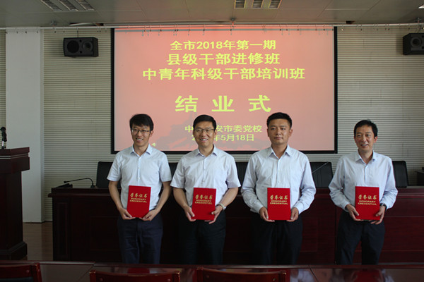 优秀班干部获得者_副本.jpg 优秀班干部获得者_副本.jpg
