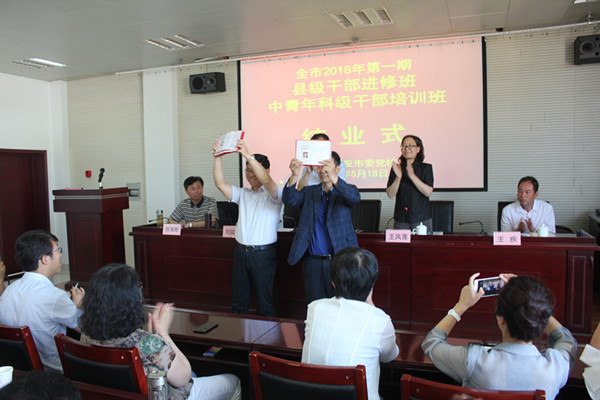 颁发结业证书_副本.jpg 颁发结业证书_副本.jpg