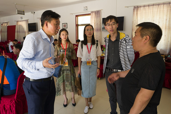 贺海轮与餐厅负责人了解学员就餐情况_副本.jpg 贺海轮与餐厅负责人了解学员就餐情况_副本.jpg