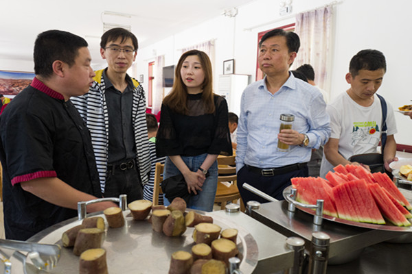 贺海轮调研食品安全_副本.jpg 贺海轮调研食品安全_副本.jpg