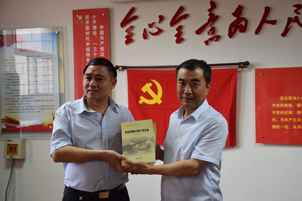 赠书仪式_副本.jpg 赠书仪式_副本.jpg