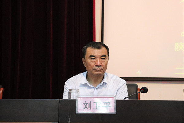 我校常务副校长刘卫平宣读教学计划_副本.jpg 我校常务副校长刘卫平宣读教学计划_副本.jpg